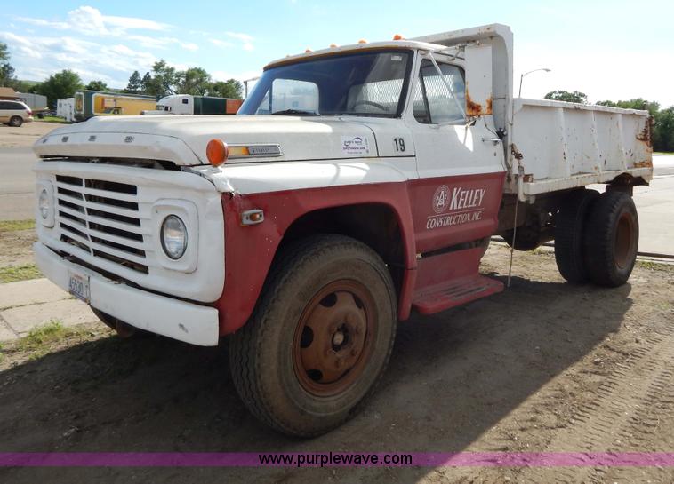 image for item D4762 1968 Ford 600 dump truck