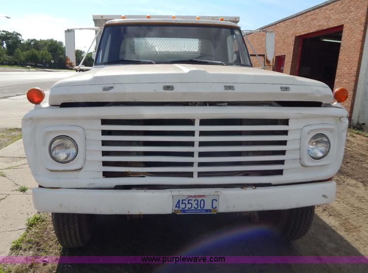 image for item D4762 1968 Ford 600 dump truck