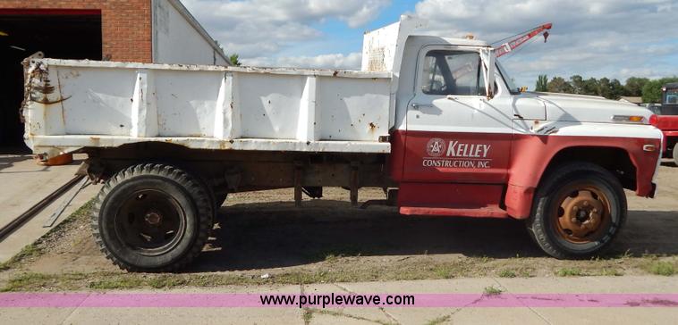 image for item D4762 1968 Ford 600 dump truck
