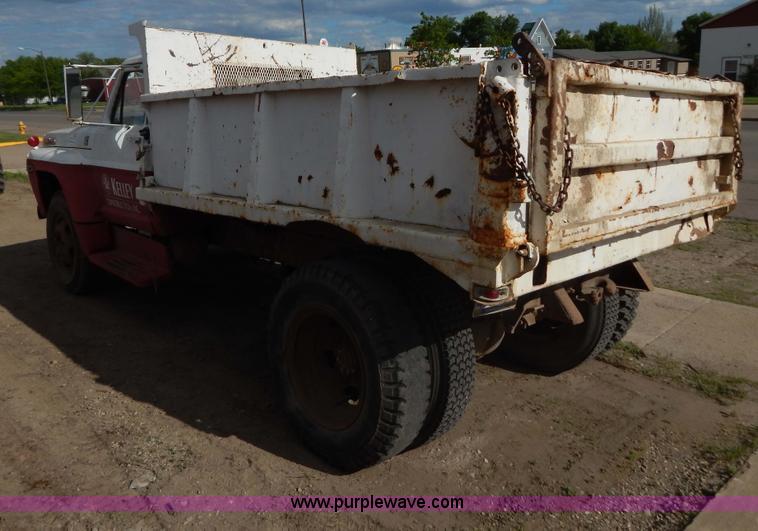 image for item D4762 1968 Ford 600 dump truck
