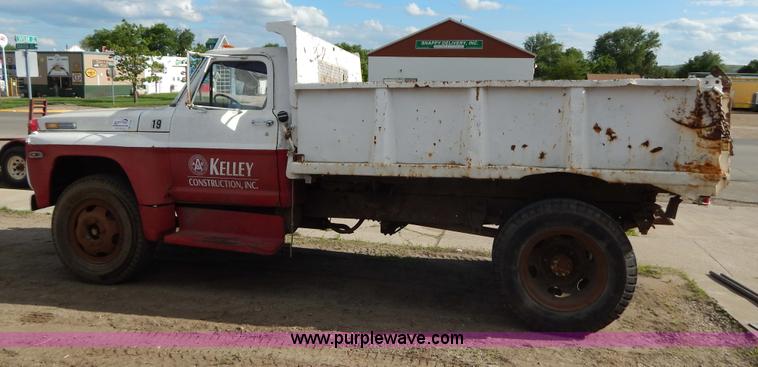 image for item D4762 1968 Ford 600 dump truck