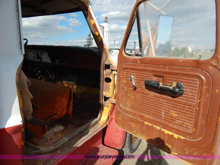 image for item D4762 1968 Ford 600 dump truck