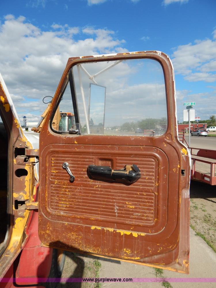 image for item D4762 1968 Ford 600 dump truck