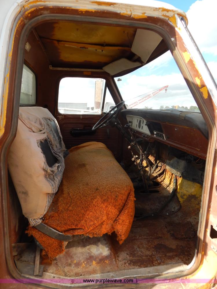 image for item D4762 1968 Ford 600 dump truck