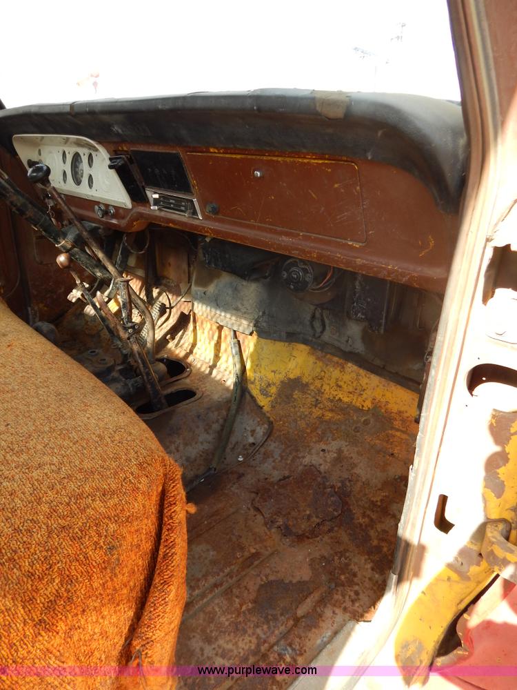 image for item D4762 1968 Ford 600 dump truck