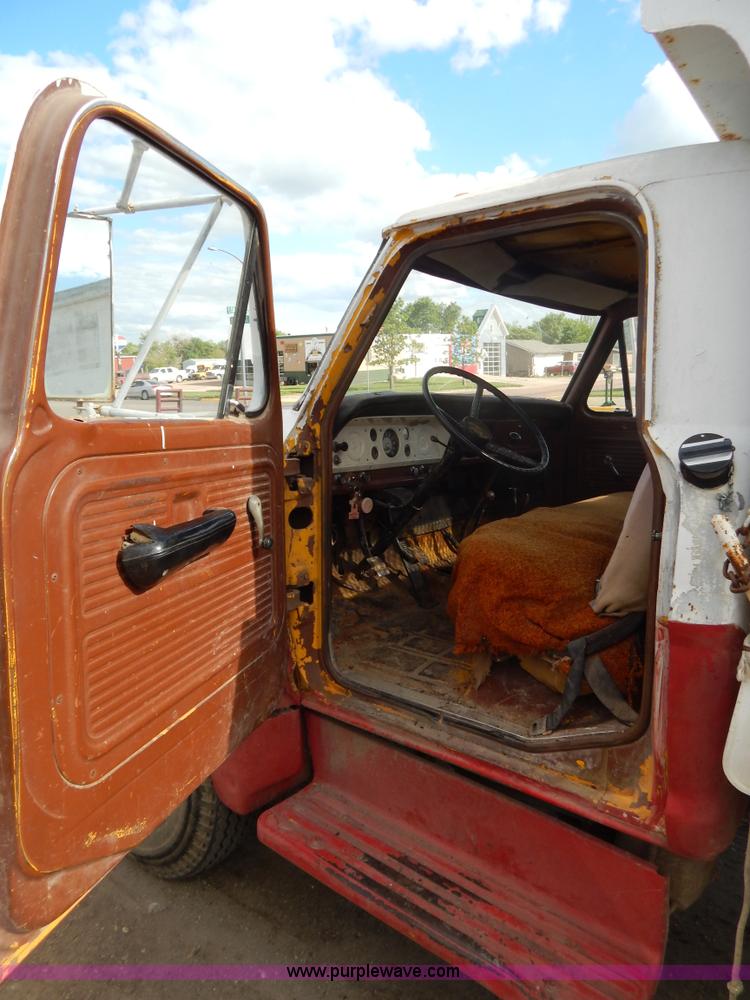 image for item D4762 1968 Ford 600 dump truck