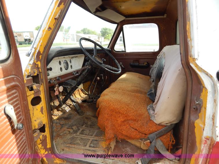 image for item D4762 1968 Ford 600 dump truck