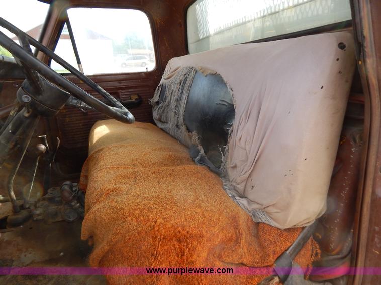 image for item D4762 1968 Ford 600 dump truck