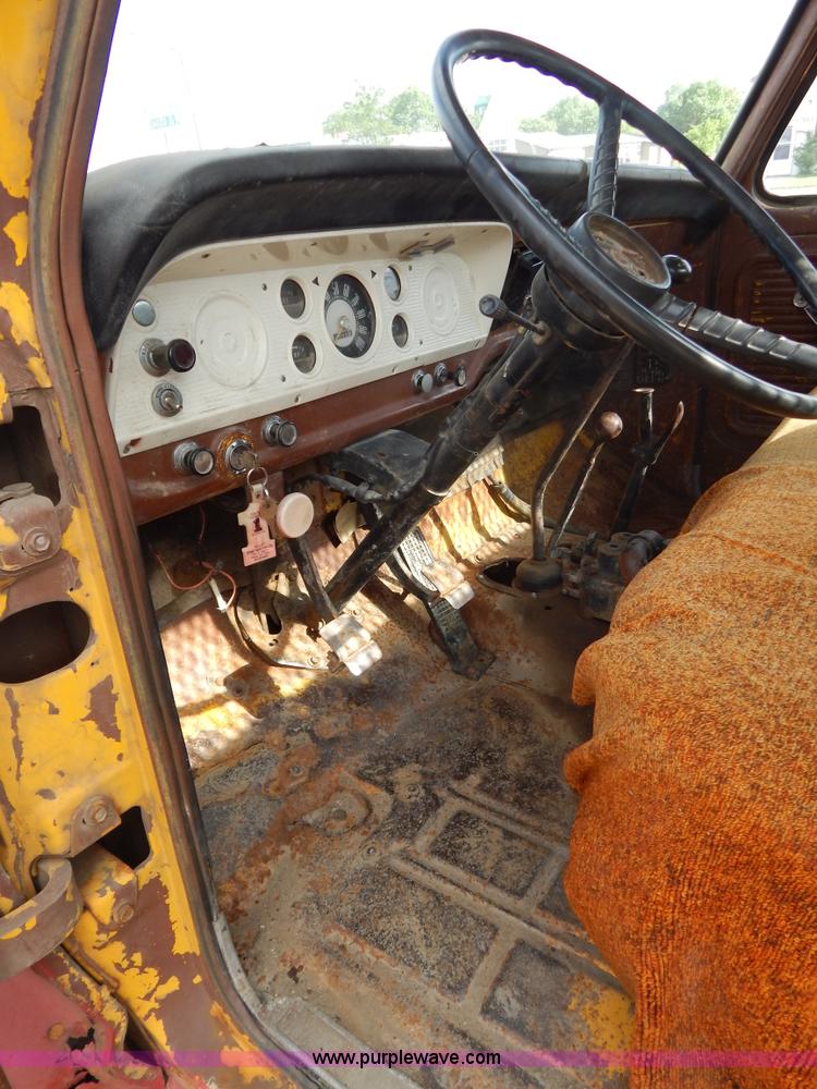 image for item D4762 1968 Ford 600 dump truck