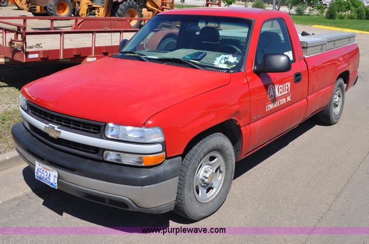 image for item G6047 2001 Chevrolet Silverado 1500 pickup truck