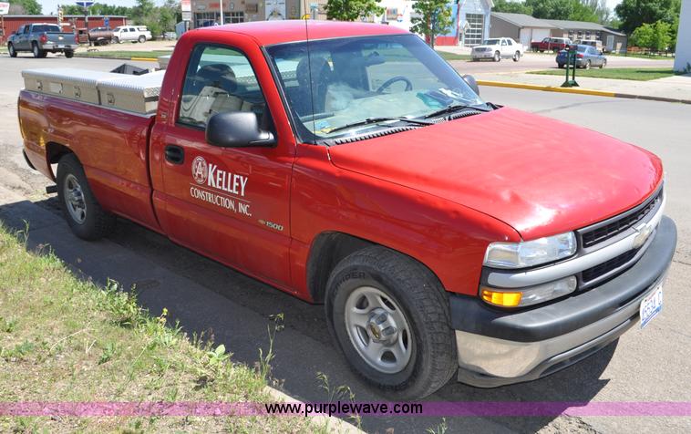 image for item G6047 2001 Chevrolet Silverado 1500 pickup truck