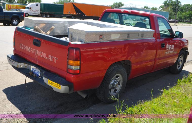 image for item G6047 2001 Chevrolet Silverado 1500 pickup truck
