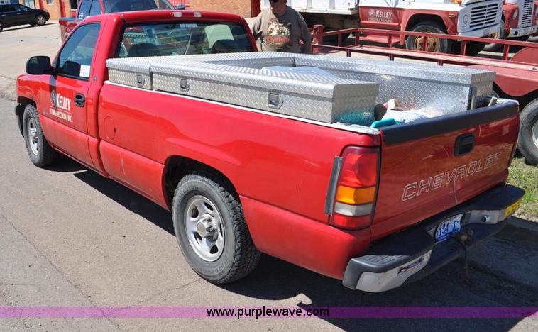 image for item G6047 2001 Chevrolet Silverado 1500 pickup truck