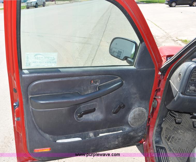 image for item G6047 2001 Chevrolet Silverado 1500 pickup truck