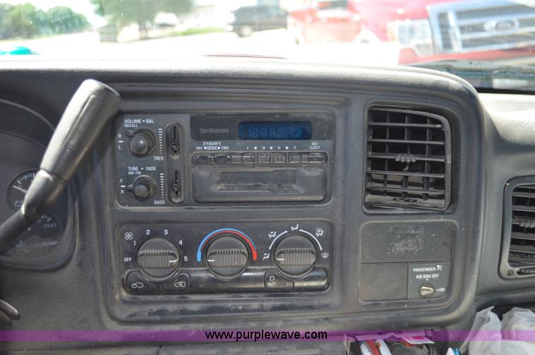 image for item G6047 2001 Chevrolet Silverado 1500 pickup truck