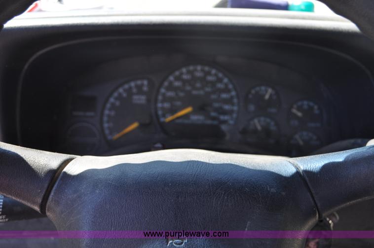 image for item G6047 2001 Chevrolet Silverado 1500 pickup truck