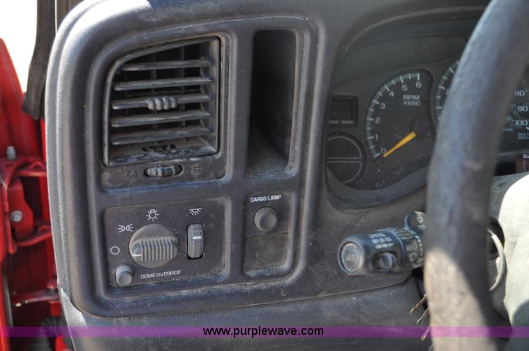 image for item G6047 2001 Chevrolet Silverado 1500 pickup truck