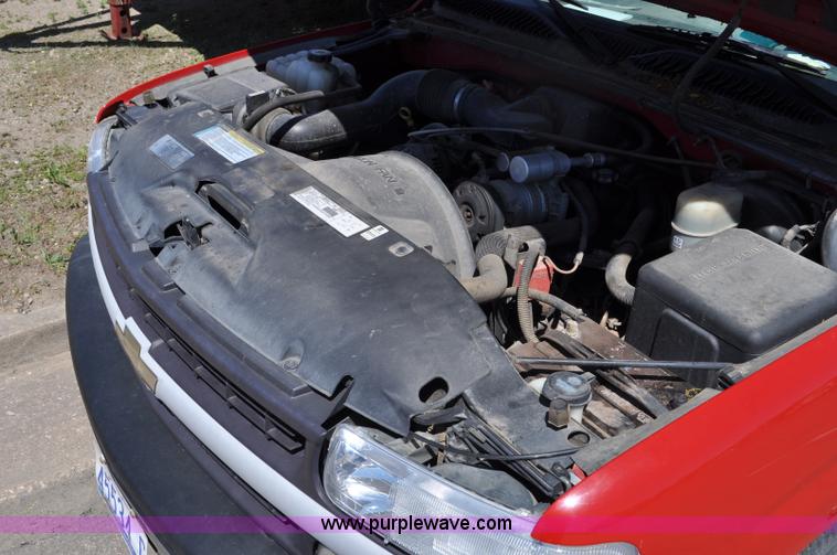 image for item G6047 2001 Chevrolet Silverado 1500 pickup truck