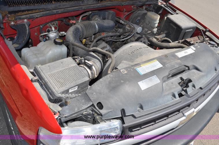 image for item G6047 2001 Chevrolet Silverado 1500 pickup truck