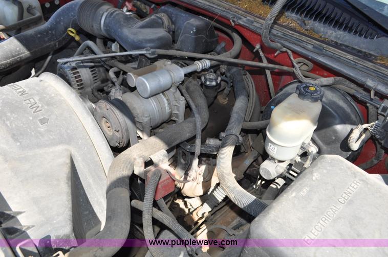 image for item G6047 2001 Chevrolet Silverado 1500 pickup truck