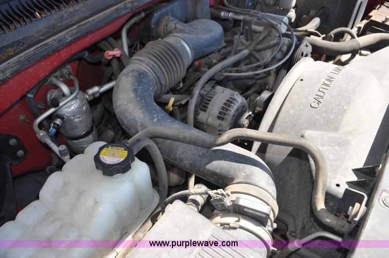 image for item G6047 2001 Chevrolet Silverado 1500 pickup truck