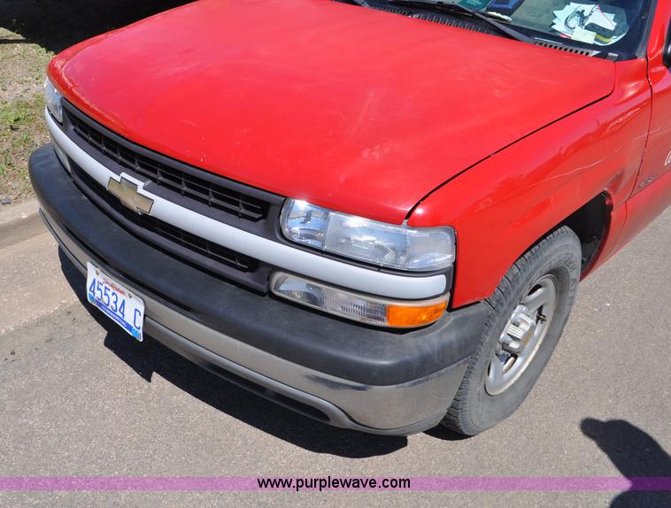 image for item G6047 2001 Chevrolet Silverado 1500 pickup truck