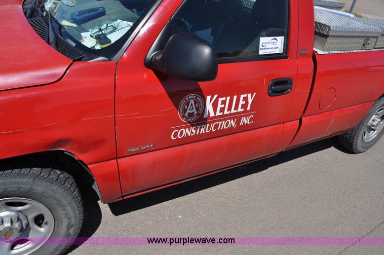 image for item G6047 2001 Chevrolet Silverado 1500 pickup truck