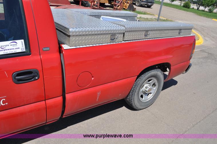 image for item G6047 2001 Chevrolet Silverado 1500 pickup truck