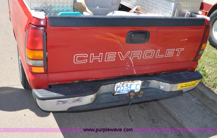 image for item G6047 2001 Chevrolet Silverado 1500 pickup truck