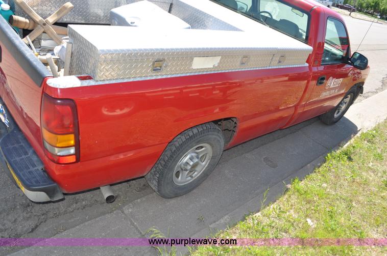 image for item G6047 2001 Chevrolet Silverado 1500 pickup truck