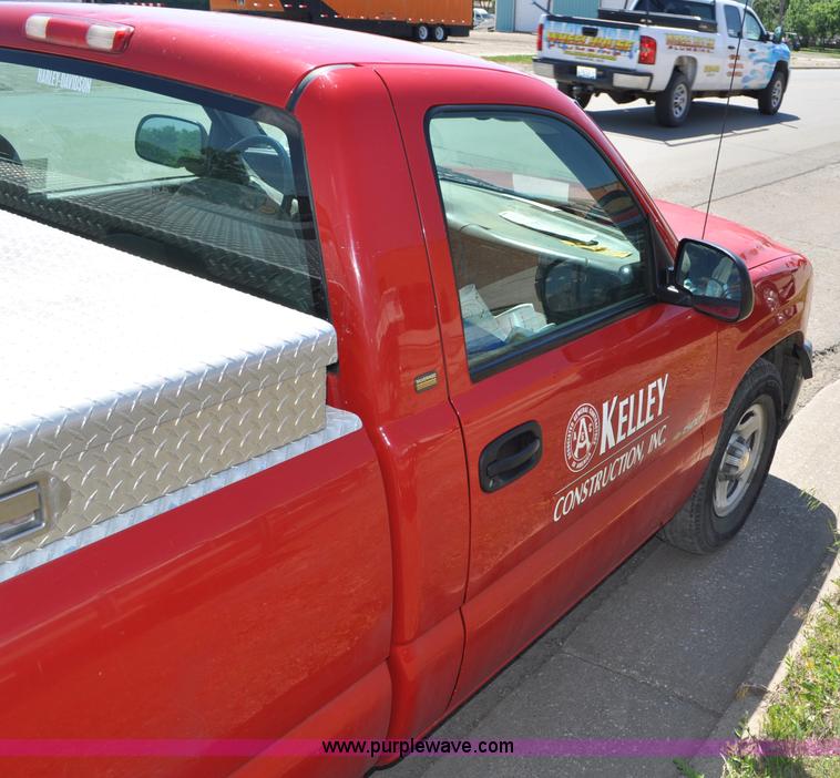 image for item G6047 2001 Chevrolet Silverado 1500 pickup truck