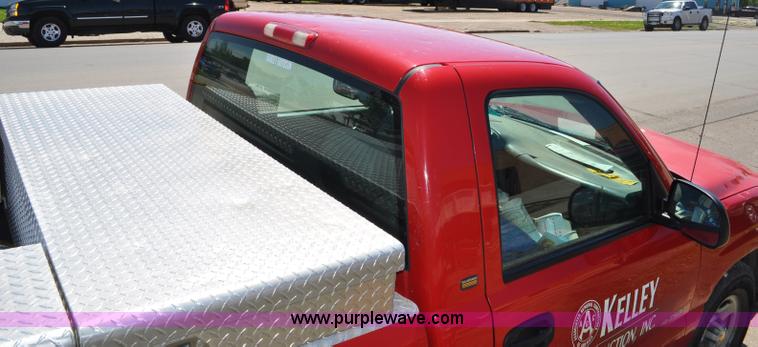 image for item G6047 2001 Chevrolet Silverado 1500 pickup truck