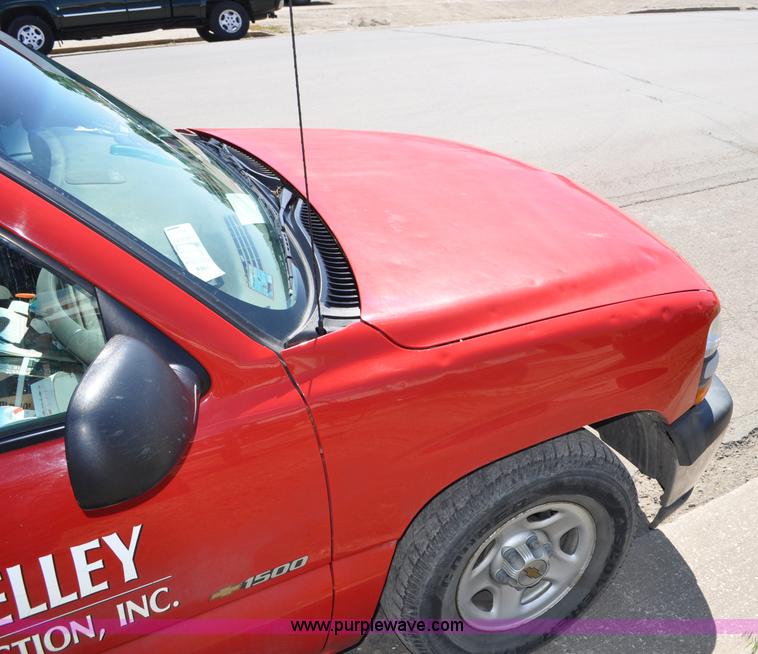 image for item G6047 2001 Chevrolet Silverado 1500 pickup truck