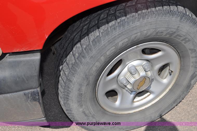 image for item G6047 2001 Chevrolet Silverado 1500 pickup truck