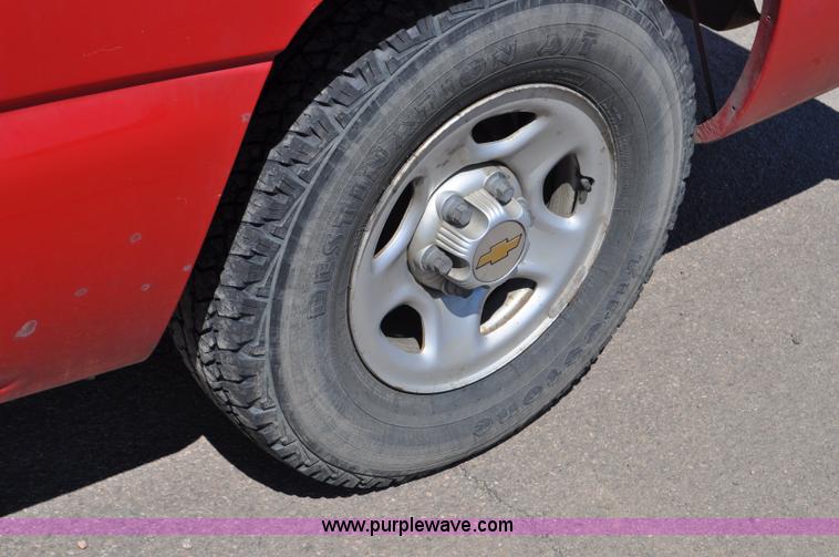 image for item G6047 2001 Chevrolet Silverado 1500 pickup truck