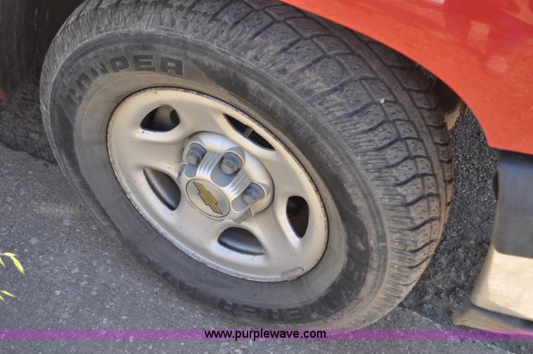 image for item G6047 2001 Chevrolet Silverado 1500 pickup truck