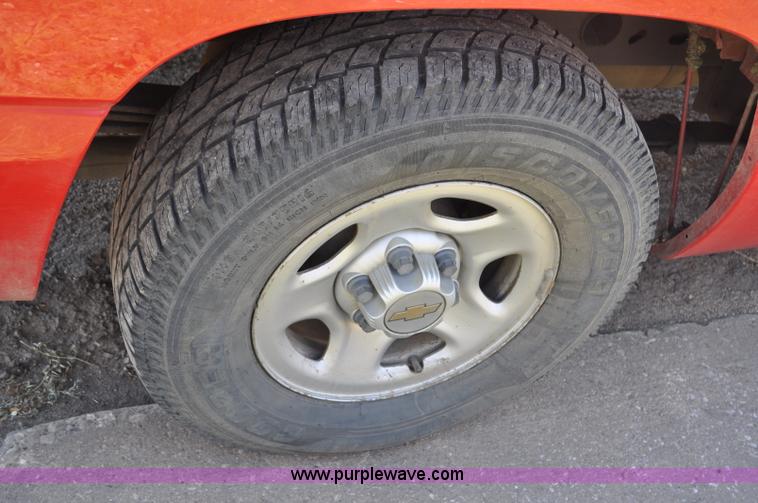 image for item G6047 2001 Chevrolet Silverado 1500 pickup truck