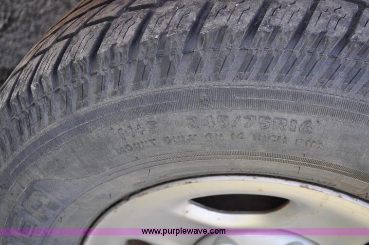 image for item G6047 2001 Chevrolet Silverado 1500 pickup truck