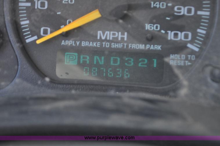 image for item G6047 2001 Chevrolet Silverado 1500 pickup truck