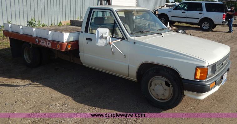 image for item H3100 1987 Toyota pickup truck