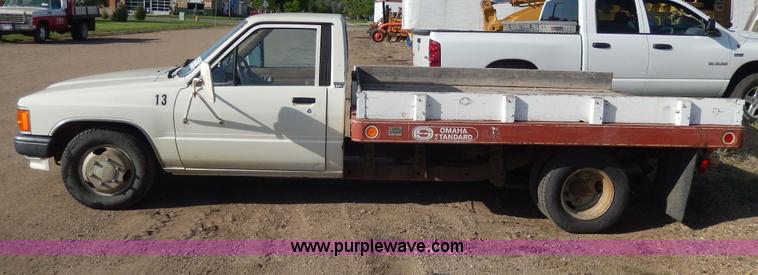 image for item H3100 1987 Toyota pickup truck
