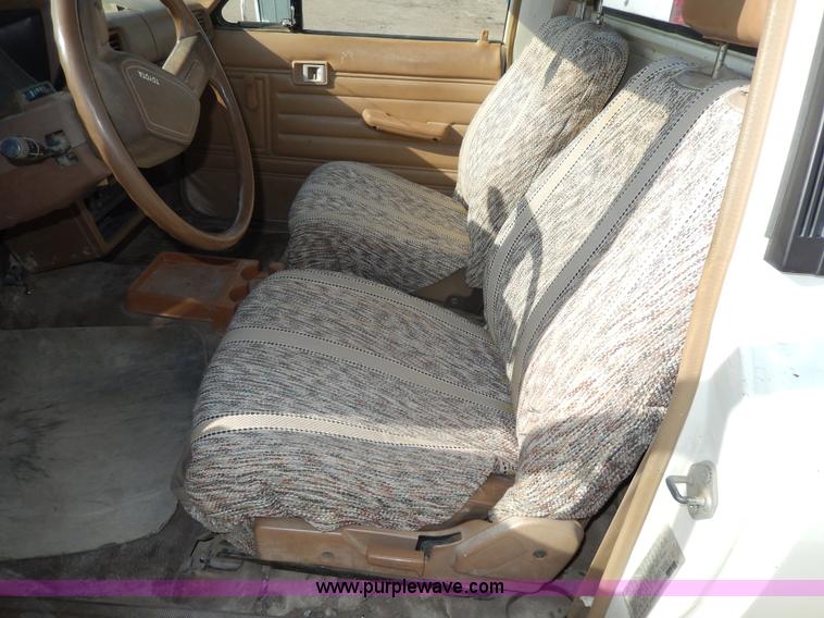 image for item H3100 1987 Toyota pickup truck