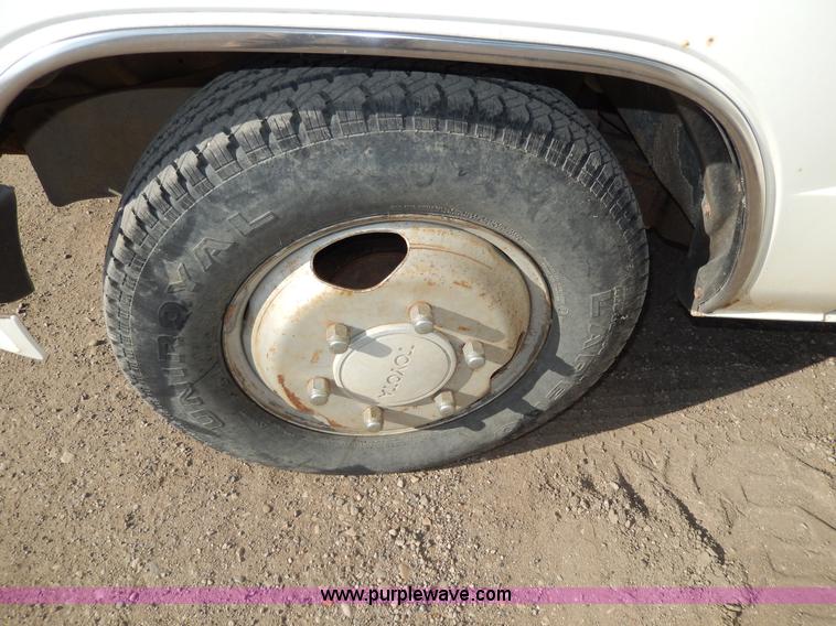 image for item H3100 1987 Toyota pickup truck