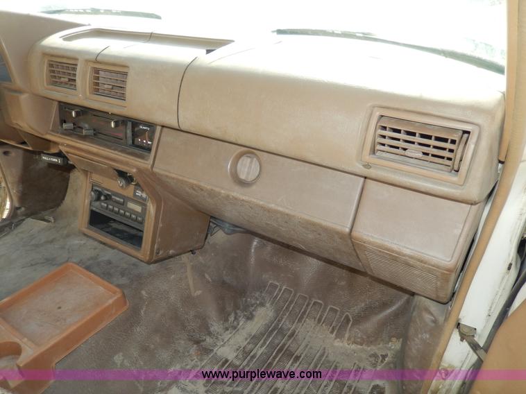 image for item H3100 1987 Toyota pickup truck