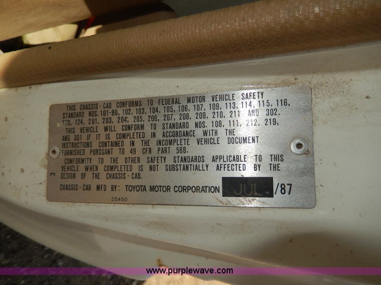 image for item H3100 1987 Toyota pickup truck