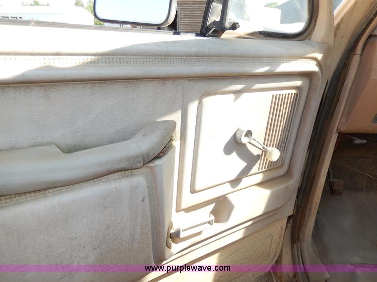 image for item I4481 1984 Ford F350 pickup truck