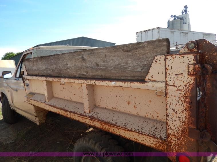 image for item I4481 1984 Ford F350 pickup truck