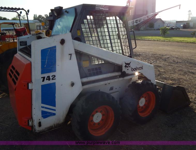 1987 Bobcat 742 skid steer in Pierre, SD Item I4490 sold Purple Wave