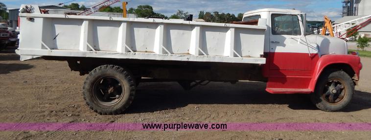 image for item I4497 1961 International BC170 dump truck