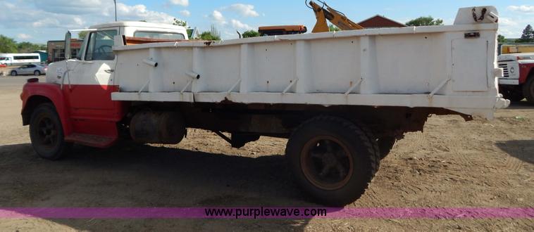 image for item I4497 1961 International BC170 dump truck